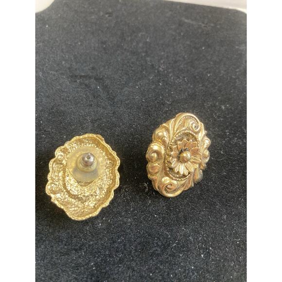 Oval Gold Tone Floral And Swirl Pierced Vintage Earrings - Picture 3 of 4